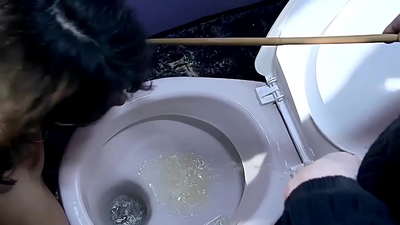 በመጸዳጃ ቤት ውስጥ የብልግና ምስሎች